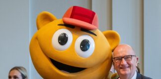 Kindertag in Staatskanzlei: Woidke verrät Kindheitsträume Das Filmpark-Maskottchen «Flimmy» bringt Brandenburgs Ministerpräsidenten Dietmar Woidke beim Kindertagsfest in der Staatskanzlei zum Lachen.