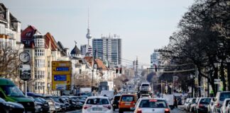 In Berlin ist die Zahl der privaten Autos zuletzt leicht gesunken. (Archivbild)