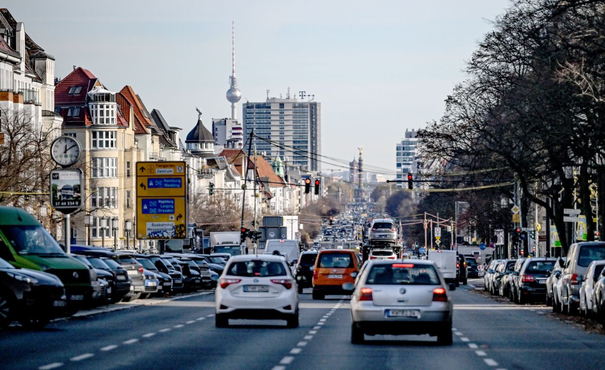 Hauptstadt-Verkehr In Berlin ist die Zahl der privaten Autos zuletzt leicht gesunken. (Archivbild)