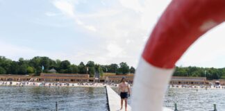 Sommeranfang mit Hitze – heftige Gewitter drohen Pack' die Badehose ein: Viele Menschen machen Ausflüge ans Wasser und suchen Abkühlung.