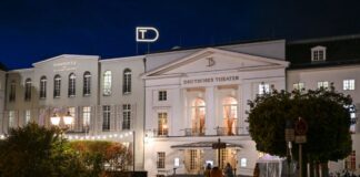 Deutsches Theater spielt auf neuer Open-Air-Bühne Das Deutsche Theater in Berlin spielt nun auch draußen. (Archivbild)