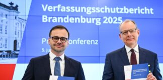 Mehr Extremismus in Brandenburg: Polarisierung nimmt zu Brandenburgs Innenminister Jan Redmann (CDU) und der Leiter des Verfassungsschutzes, Wilfried Peters, haben den Verfassungsschutzbericht für 2025 vorgestellt.