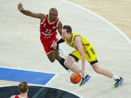 Bayern düpiert: Alba Berlin gleicht in Finalserie aus Bayerns Isiaha Mike (links) und Justin Bean von Alba Berlin kämpfen um den Ball.