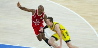 Bayern düpiert: Alba Berlin gleicht in Finalserie aus Bayerns Isiaha Mike (links) und Justin Bean von Alba Berlin kämpfen um den Ball.
