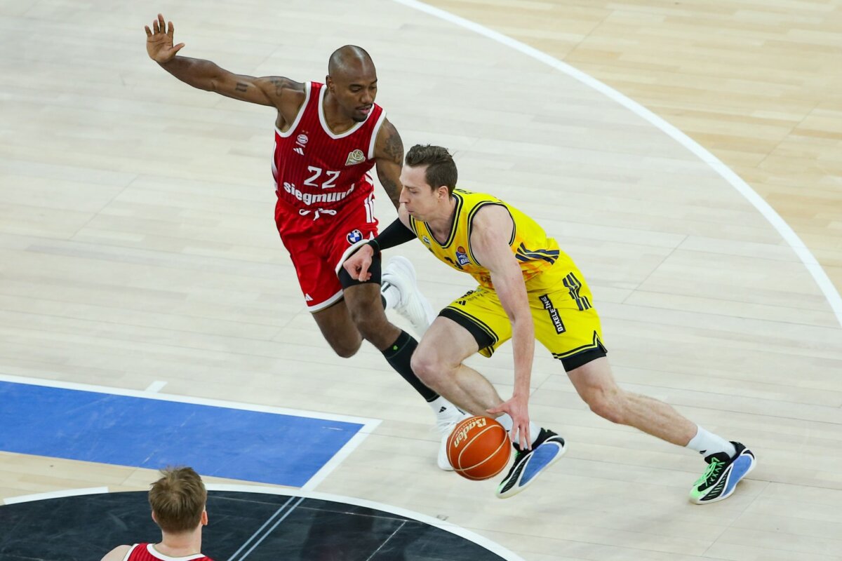 FC Bayern München - Alba Berlin Bayerns Isiaha Mike (links) und Justin Bean von Alba Berlin kämpfen um den Ball.