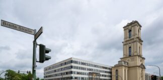 Vorschlag: Potsdams Rechenzentrum darf bis 2033 bleiben Das Kunst- und Kreativhaus Rechenzentrum in Potsdam neben der Garnisonkirche darf noch sieben Jahre bleiben. (Archivbild)