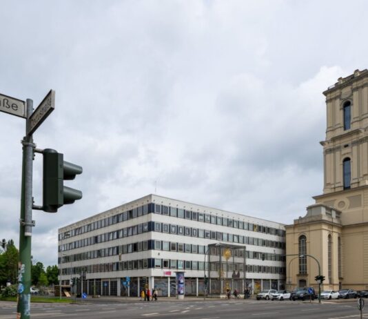 Vorschlag: Potsdams Rechenzentrum darf bis 2033 bleiben Das Kunst- und Kreativhaus Rechenzentrum in Potsdam neben der Garnisonkirche darf noch sieben Jahre bleiben. (Archivbild)
