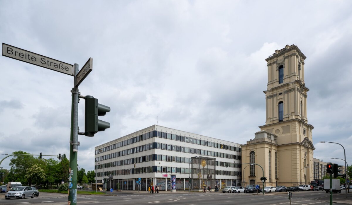 Garnisonkirche und Rechenzentrum Das Kunst- und Kreativhaus Rechenzentrum in Potsdam neben der Garnisonkirche darf noch sieben Jahre bleiben. (Archivbild)