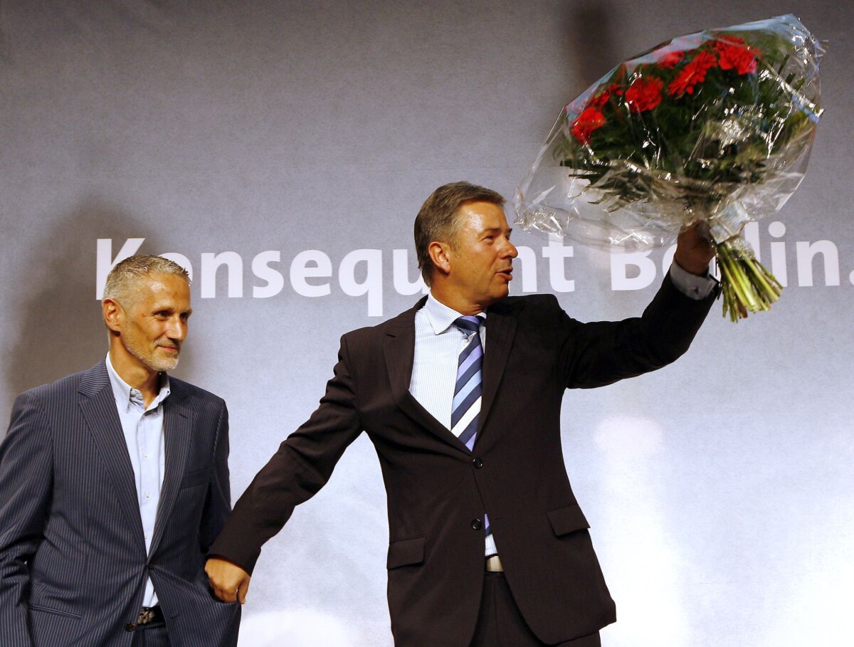 Klaus Wowereit und sein Lebensgefährte Jörn Kubicki 2006 25 Jahre nach seinem Outing sieht Klaus Wowereit immer noch Anfeindungen gegen Homosexuelle selbst in der oft toleranten Stadt Berlin.