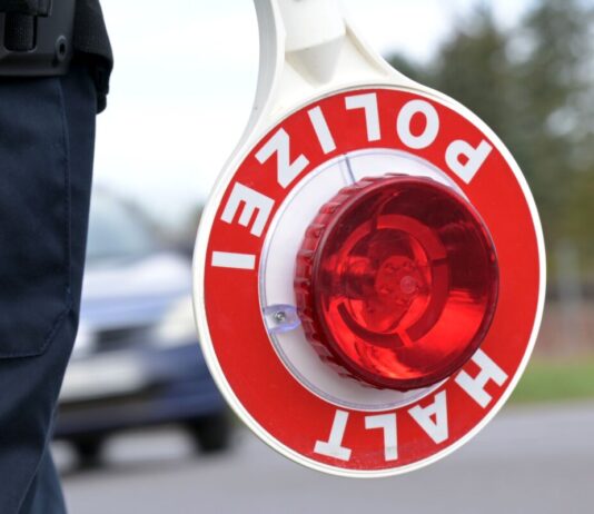 Vater lässt Elfjährigen zum Bierholen ans Steuer Ein Elfjähriger saß am Steuer. (Symbolbild)