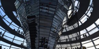 Hitze: Glaskuppel des Bundestages bleibt am Wochenende zu Die Hitzebelastung ist extrem - auch die Glaskuppel des Reichstagsgebäudes in Berlin und die Dachterrasse sind davon betroffen. Sie werden am Wochenende geschlossen.
