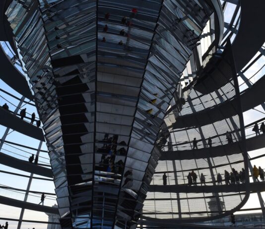 Hitze: Glaskuppel des Bundestages bleibt am Wochenende zu Die Hitzebelastung ist extrem - auch die Glaskuppel des Reichstagsgebäudes in Berlin und die Dachterrasse sind davon betroffen. Sie werden am Wochenende geschlossen.