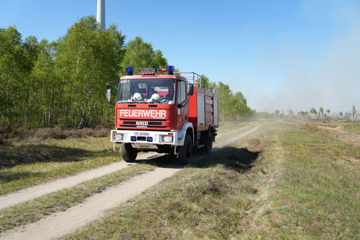 Waldbrand auf munitionsbelastetem Gelände bei Jüterbog An Hitzetagen sind Feuerwehren in Habachtstellung: Brandenburg gilt als besonders gefährdet, was Waldbrände angeht. (Archivbild)