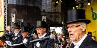 Warum Finsterwalde den Beinamen Sängerstadt hat Ganz klassisch mit Zylinder treten Finsterwalder Sänger als Quartett auf. (Archivbild)