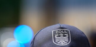 Mutmaßliche Schleuser – Durchsuchungen von Polizei und Zoll Zollmitarbeiter sind gemeinsam mit der Polizei in Berlin gegen mutmaßliche Schleuser vorgegangen. (Symbolbild)