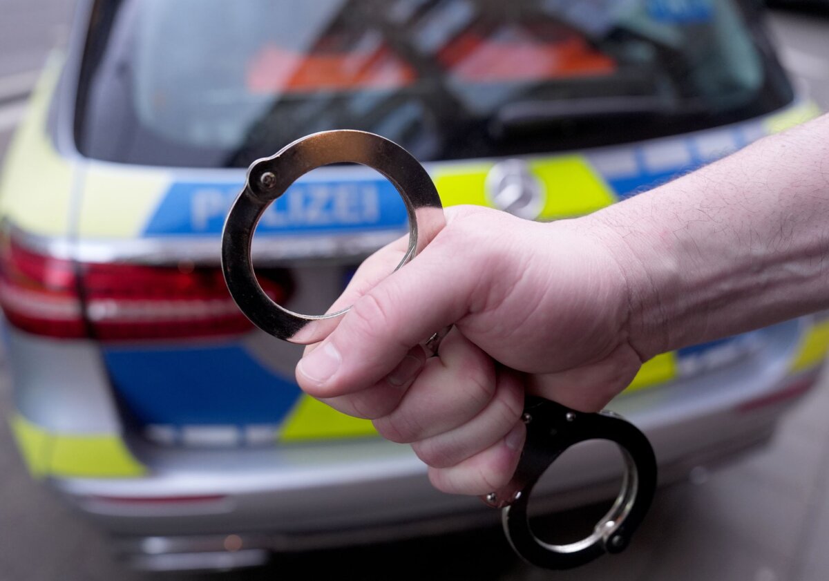 Polizei Als er in Berlin in Flugzeug steigen wollte, wurde ein gesuchter mutmaßlicher Messerstecher aus Hamburg verhaftet. (Symbolbild)