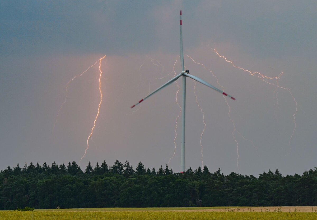 Gewitter über Berlin und Brandenburg Tiefdruckgebiete bei den Britischen Inseln sorgen für feuchte und mäßig warme Luft sowie wechselhaftes Wetter. (Symbolbild)