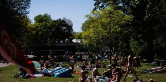In Berliner Schwimmbädern werden Smart Glasses - Brillen mit Kameratechnik - nicht ausdrücklich verboten. Das Fotografieren fremder Menschen ist aber bereits untersagt. (Symbolbild)