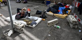 Obdachlose in Berlin leiden unter Hitze – Hilfe gefragt Obdachlose Menschen sind am Bahnhof Zoo zu sehen. (Archivbild)