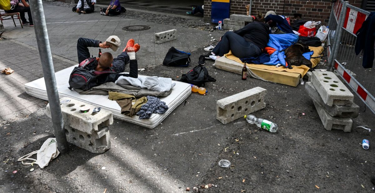 Hilfe für Obdachlose bei Hitze Obdachlose Menschen sind am Bahnhof Zoo zu sehen. (Archivbild)