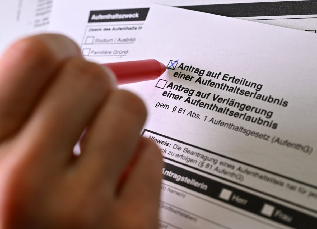 Antrag auf Erteilung einer Aufenthaltserlaubnis Der Berliner Senat erlaubt in 186 Härtefällen weiteres Bleiberecht für Menschen mit voriger Ausreisepflicht.