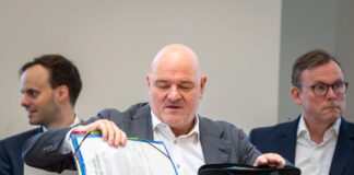 Brandenburgs Bauminister Robert Crumbach (SPD) äußert sich im Landtag zu den Details der geplanten neuen Bauordnung.
