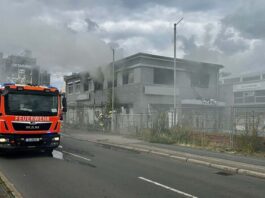 Brand in ehemaligem Autohaus in Neukölln Ein ehemaliges Autohaus brannte - vermutet wird fahrlässige Brandstiftung.