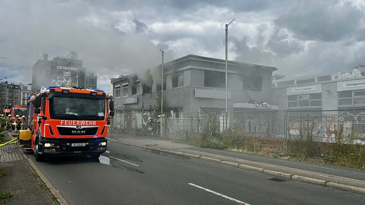 Brand eines ehemaligen Autohauses Ein ehemaliges Autohaus brannte - vermutet wird fahrlässige Brandstiftung.
