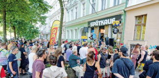 Fête de la Musique: Berlin wird zur Bühne Live-Musik vor dem Späti um die Ecke: Berlin feiert die Fête de la Musique. Bild: IMAGO / Jürgen Held