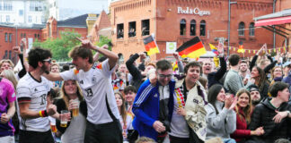 Public Viewing in Berlin: Gemeinsam auf WM-Ballhöhe Public Viewing im Prenzlauer Berg. Bild: IMAGO / Sabine Gudath