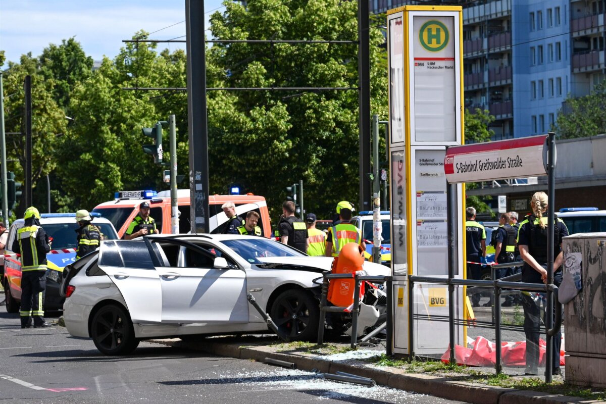 Schwerer Autounfall an Tramhaltestelle in Prenzlauer Berg Ein schwerer Unfall an einer Straßenbahnhaltestelle hat einen großen Einsatz von Polizei und Feuerwehr ausgelöst.