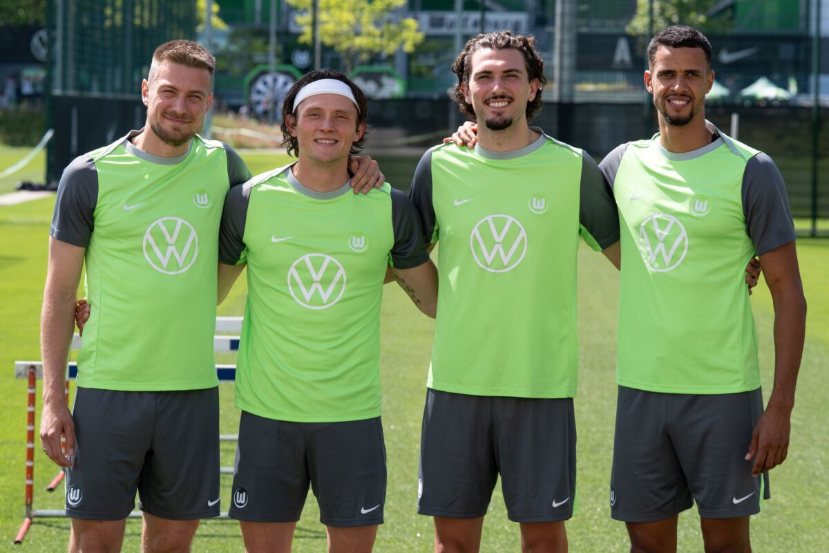 Trainingsauftakt VfL Wolfsburg Fabian Reese (2.v.l.) kommt mit dem VfL Wolfsburg nach Berlin.