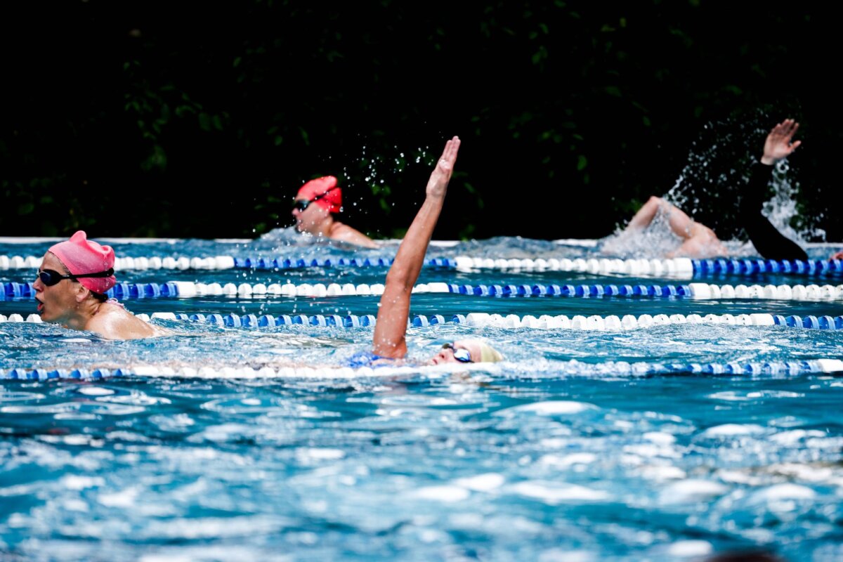 Sommerliche Hitze in Berlin - Prinzenbad Im Sommerbad gibt es Abkühlung.