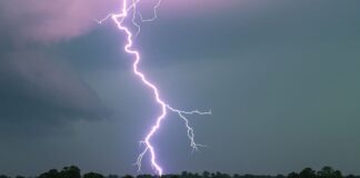 Zwischen Gluthitze und Unwettern – Feuerwehr muss ausrücken Mancherorts schlugen Blitze am Wochenende in Gebäude ein. (Symbolbild)