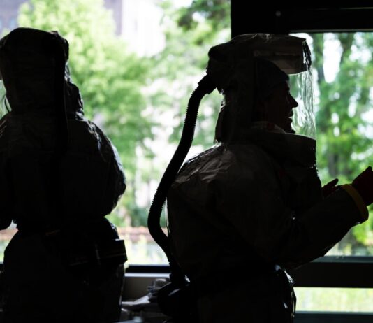 Zustand von Berliner Ebola-Patient war lebensbedrohlich Auf der Isolierstation müssen Mitarbeiter Schutzanzüge tragen.