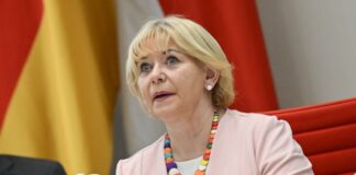 Brandenburgs Landtag geht lyrisch in die Sommerpause Brandenburgs Landtagspräsidentin Ulrike Liedtke hat die Abgeordneten in die Sommerpause des Parlaments verabschiedet - mit einem Gedicht. (Archivbild)