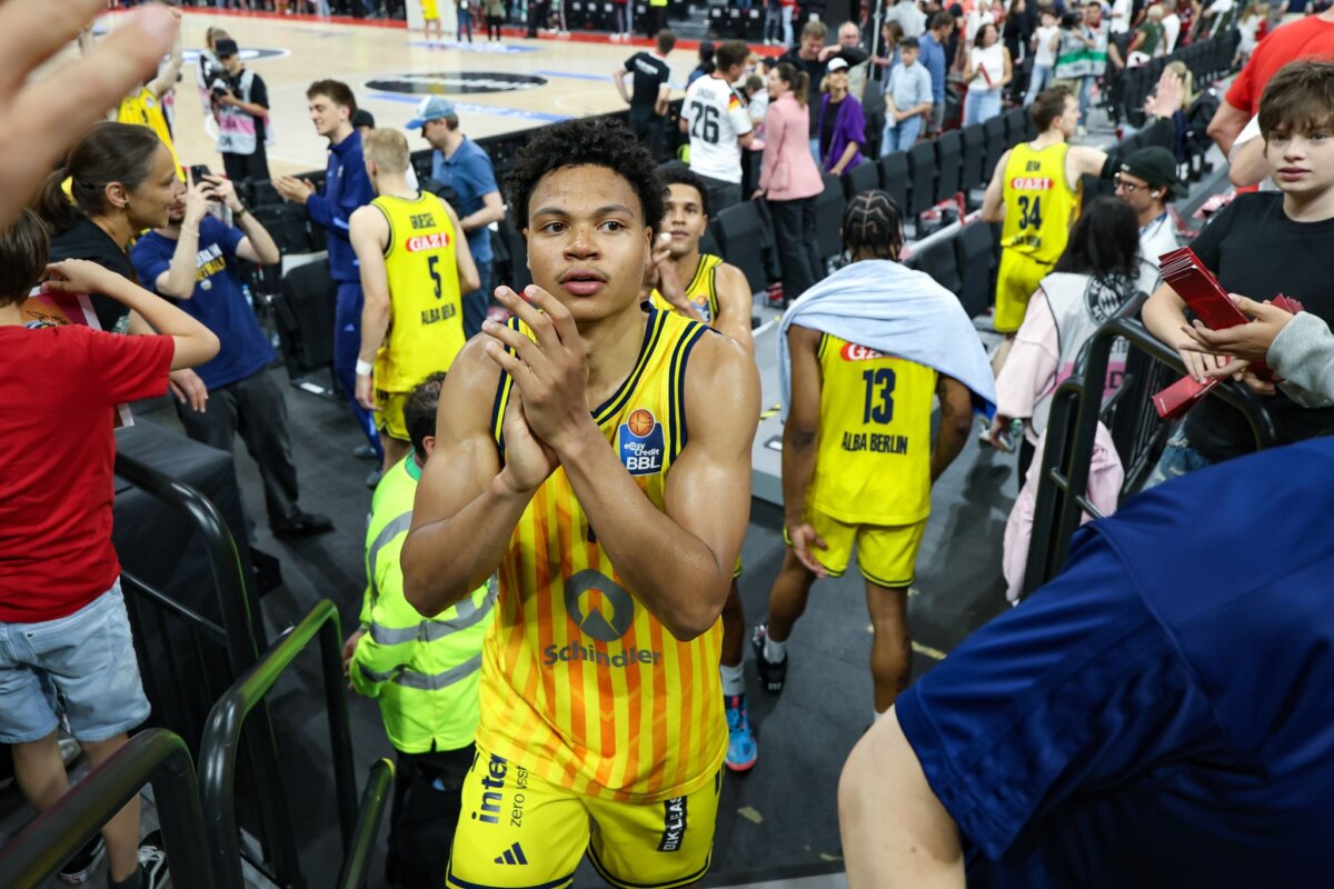 FC Bayern München - Alba Berlin Ließ sich für den Auswärtssieg in München feiern: Alba-Jungstar Jack Kayil.