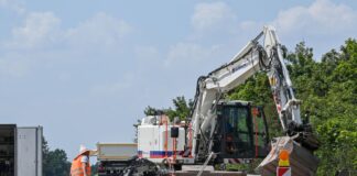 Die Fahrbahn sprengt immer weiter auf.