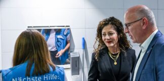 Einfach mal duschen – Hygienecenter am Zoo feiert Jubiläum Berlins Regierender Bürgermeister Kai Wegner (CDU) besuchte das Hygienecenter der Stadtmission am Bahnhof Zoo, in dem obdachlose Menschen duschen können.