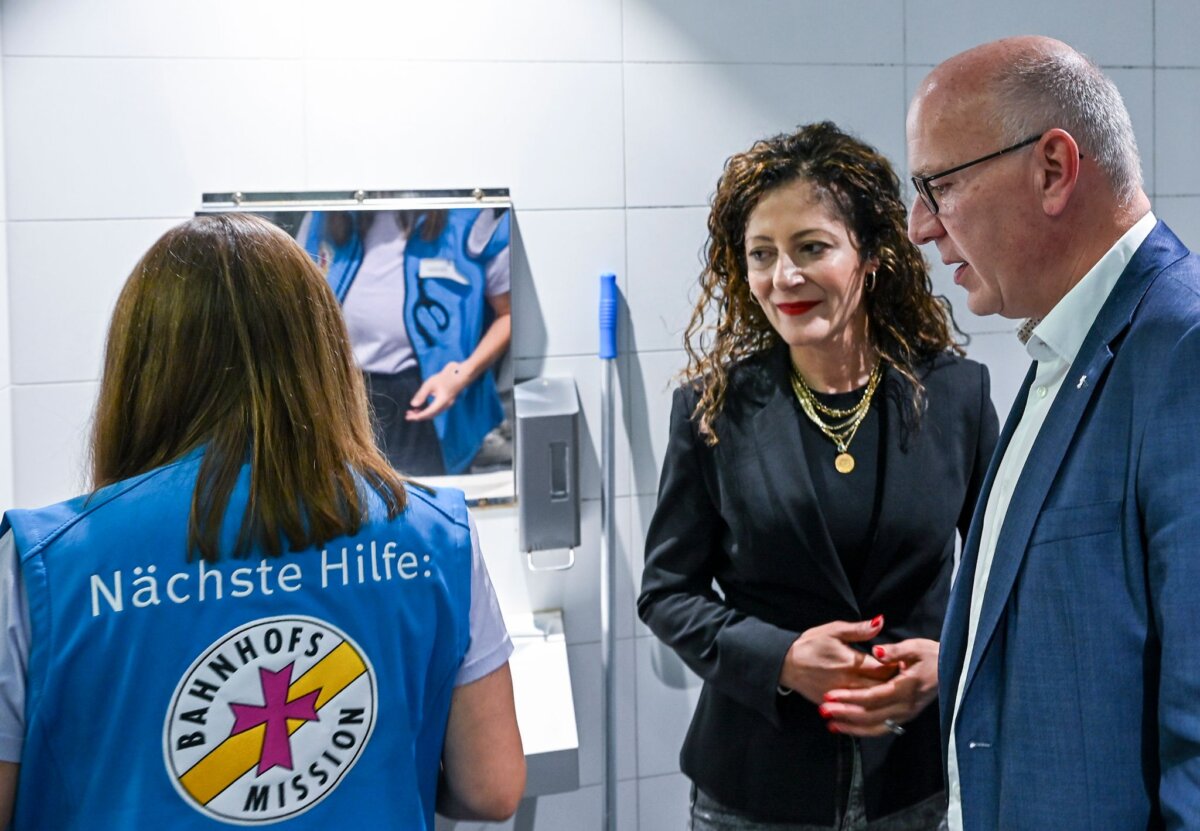 Hygienecenter am Zoo feiert 10-jähriges Bestehen Berlins Regierender Bürgermeister Kai Wegner (CDU) besuchte das Hygienecenter der Stadtmission am Bahnhof Zoo, in dem obdachlose Menschen duschen können.
