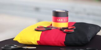 A14-Lückenschluss soll 2032 fertig sein Auf einem Tisch liegen Scheren und das Band für die Verkehrsfreigabe eines A14-Teilabschnitts. (Archivbild)