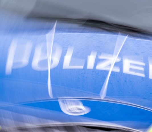Nach Fahrerflucht – Polizei droht 54-Jährigem mit Taser Die Polizei drohte den Einsatz eines Tasers an. (Symbolbild)