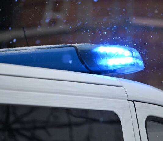 Motorrad prallt bei Flucht in Berlin auf Polizeiauto Ein Motorradfahrer floh in Berlin erfolglos vor einer Verkehrskontrolle. (Symbolbild)