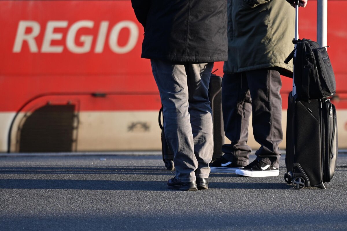 Ausfälle im Regionalverkehr Reisende müssen heute Abend mit Einschränkungen auf zwei Linien zum Flughafen rechnen. (Symbolbild)