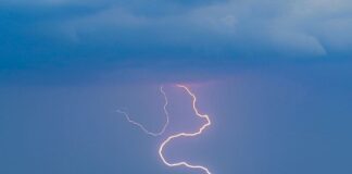 Blitz schlägt in Wohnhaus in Hönow ein In Brandenburg kam es am Wochenende infolge der Gewitter auch zu Blitzeinschlägen. (Symbolbild)