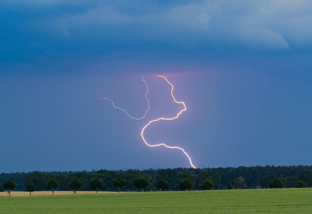Gewitter über Brandenburg In Brandenburg kam es am Wochenende infolge der Gewitter auch zu Blitzeinschlägen. (Symbolbild)