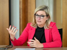 Viel Platz, viel Potenzial? Ministerin lockt Rüstungsbranche Wirtschaftsministerin Martina Klement (CSU) wirbt offensiv um die Ansiedlung neuer Unternehmen der Sicherheits- und Verteidigungsbranche.