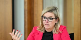 Wirtschaftsministerin Martina Klement (CSU) wirbt offensiv um die Ansiedlung neuer Unternehmen der Sicherheits- und Verteidigungsbranche. 