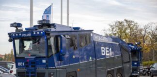 Normalerweise werden die Wasserwerfer bei kritischen Einsätzen der Polizei aufgestellt - heute sollen sie Erfrischung bieten. (Archivbild)