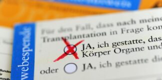 In Deutschland müssen spätere Spender zu Lebzeiten oder stellvertretend die Angehörigen einer Organentnahme explizit zustimmen. (Symbolbild)